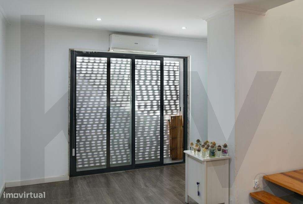 Moradia T2 com águas-furtadas e logradouro com barbecue-4