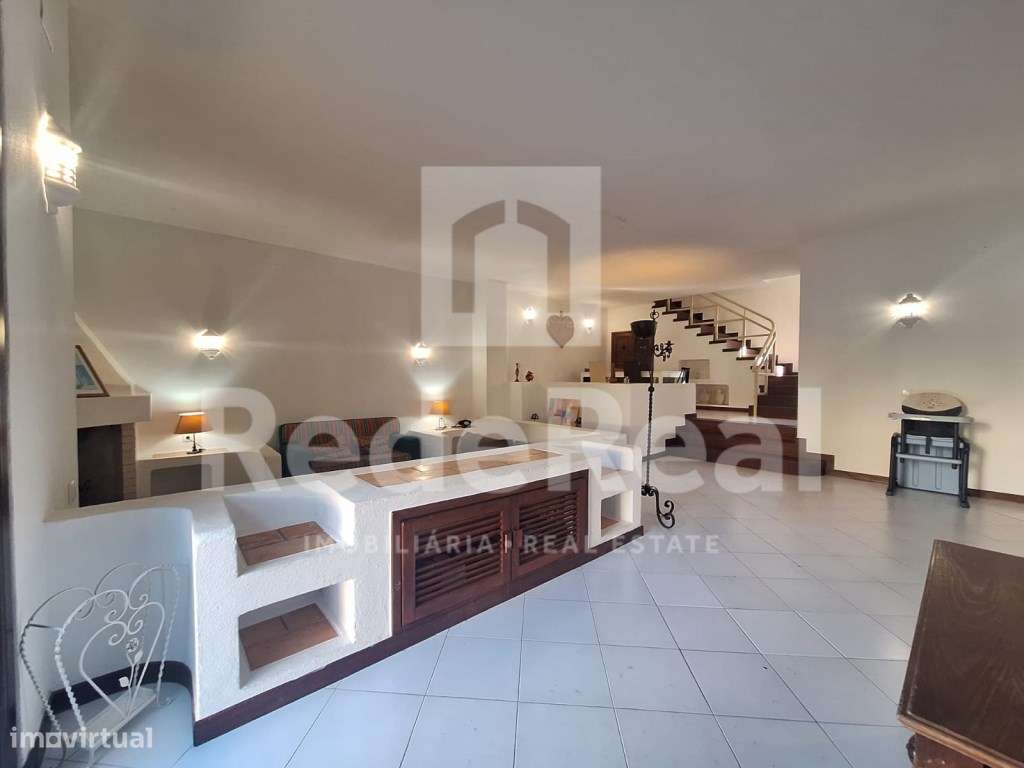 Moradia T3 + 1 com Boas Áreas em Lote de 300 m² - Centro de Albufeira-23