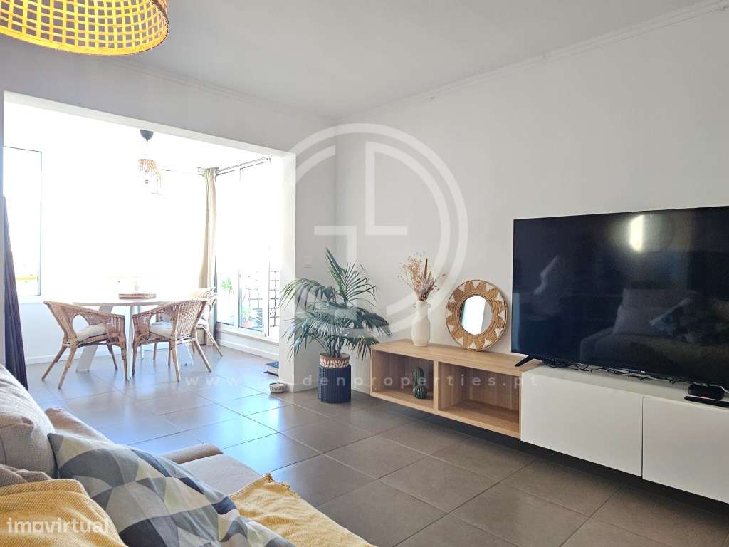 Apartamento T2 em Quarteira, com espaçoso terraço, e perto da praia-3