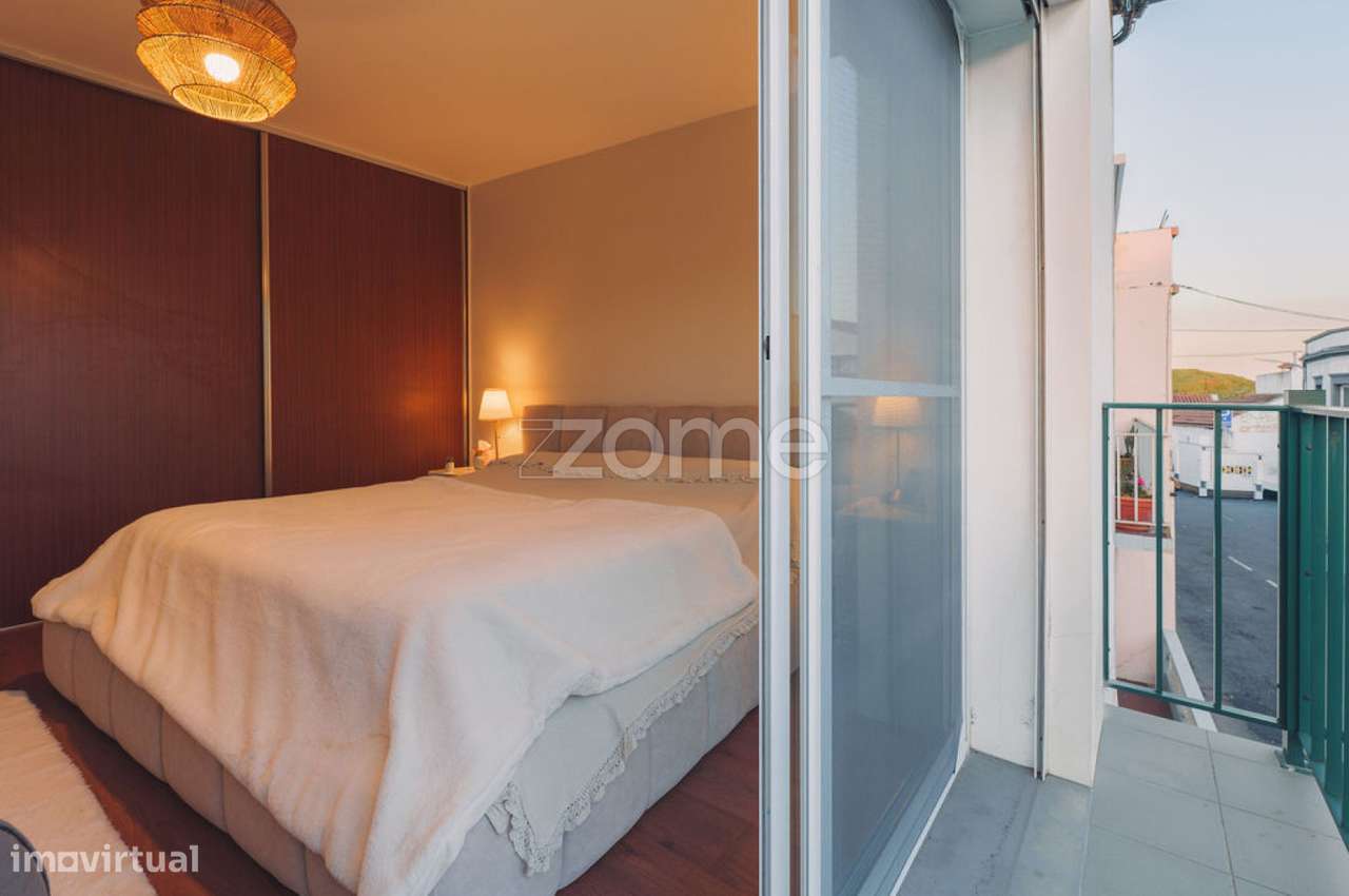 Moradia T2+1 Renovada a 100m do Mar – São Roque-16