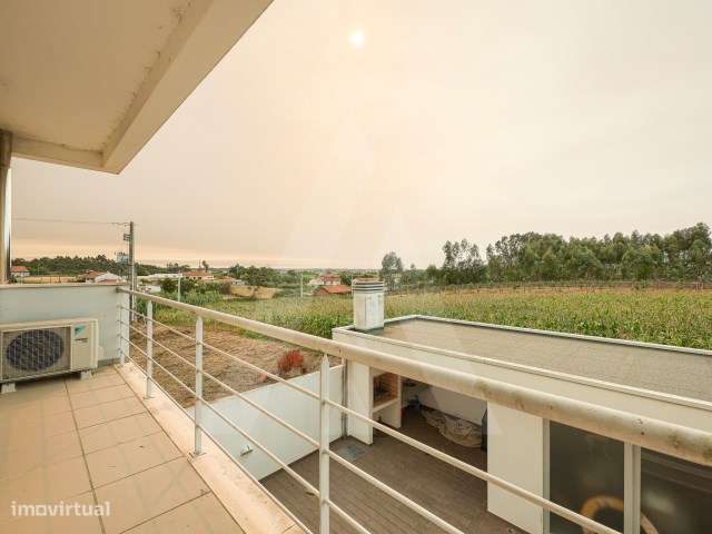 Moradia T4 de arquitetura moderna localizada em Aradas-27