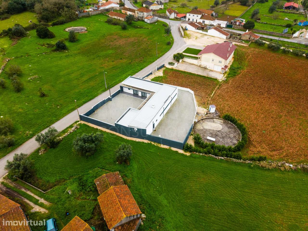 Moradia T3 Térrea Moderna em terreno c/ 2.610m2 - Grande imagem: 4/50