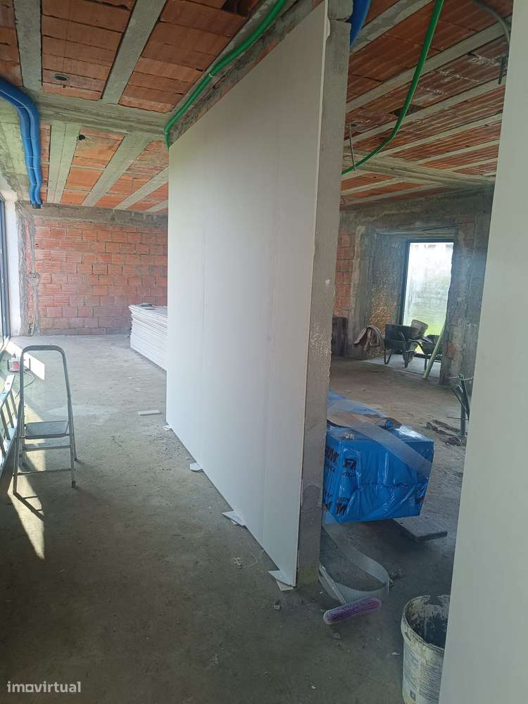 Moradia térrea isolada de 4 frentes em construção-14