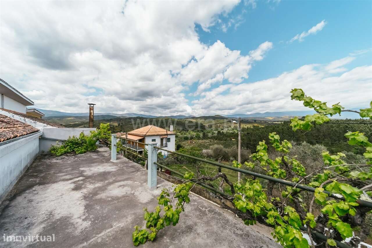 Moradia Geminada T4 / Covilhã, Ourondo-18