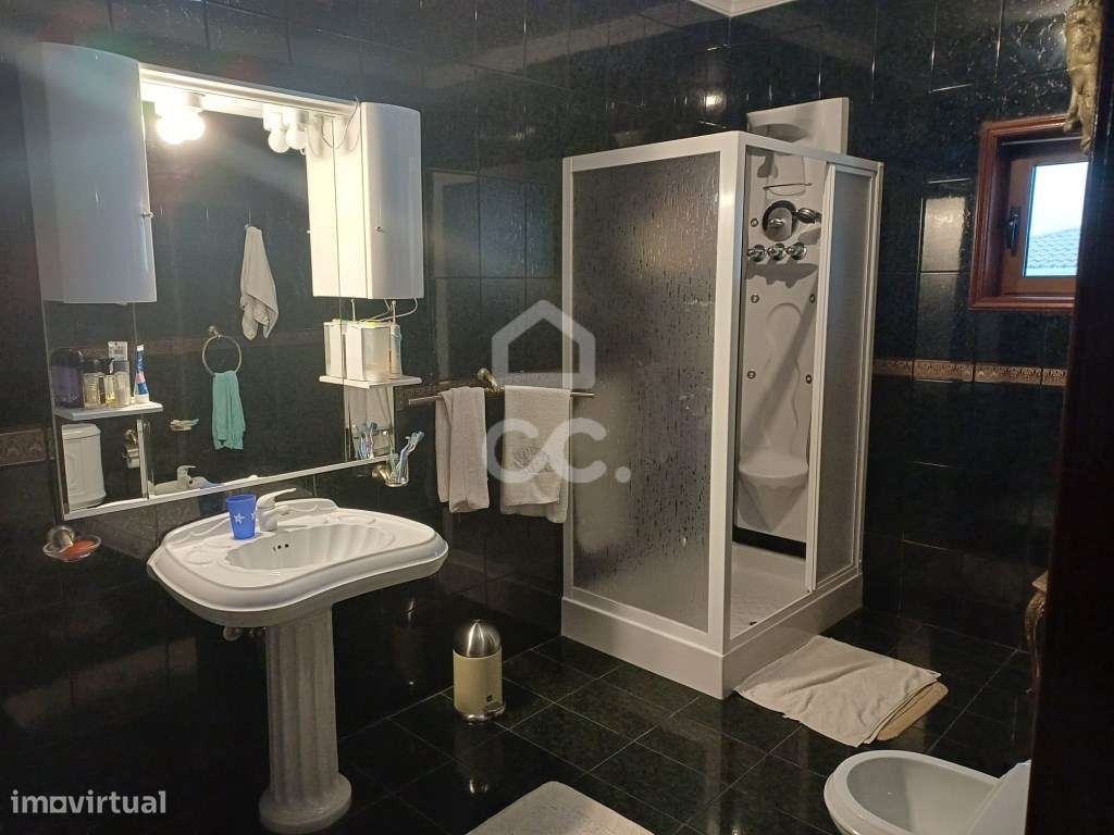 Moradia Bi-familiar T5+T2 em Palmeira, Santo Tirso-16