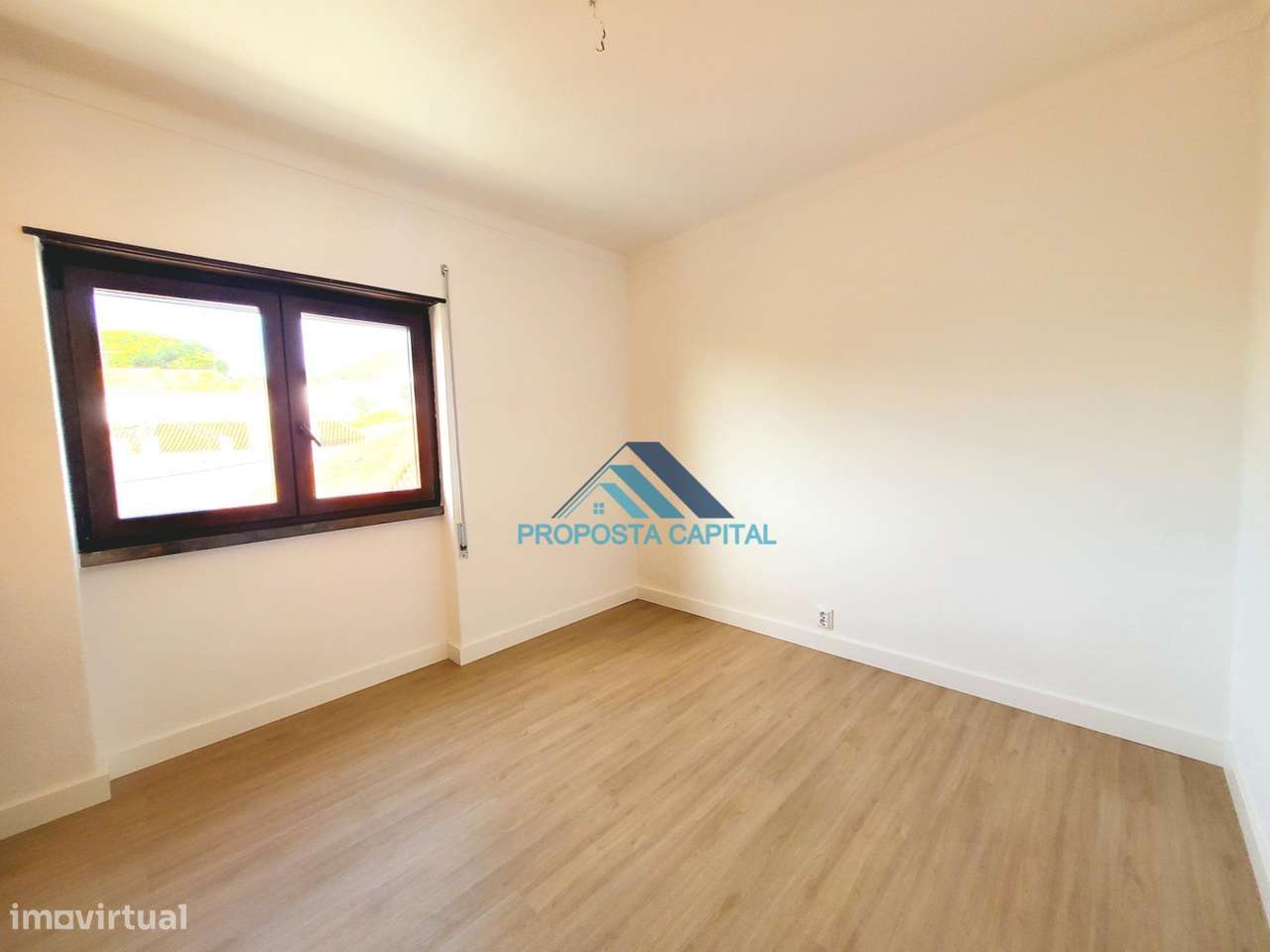 Apartamento T2 Totalmente Remodelado | Centro Sesimbra 200m da Praia-16
