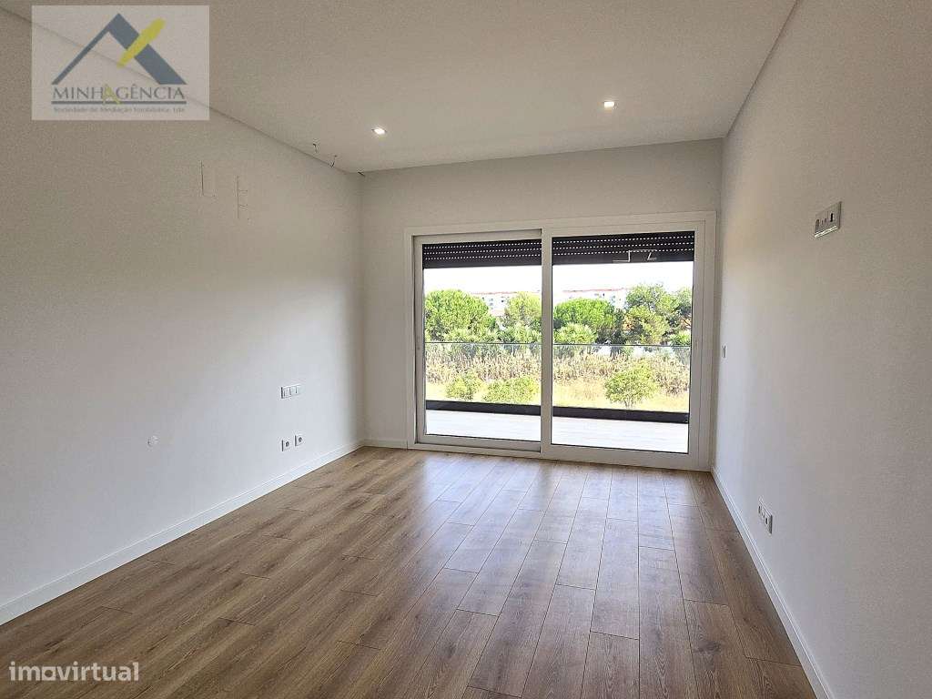 Apartamento T3 Novo com garagem e piscina no Montijo-25
