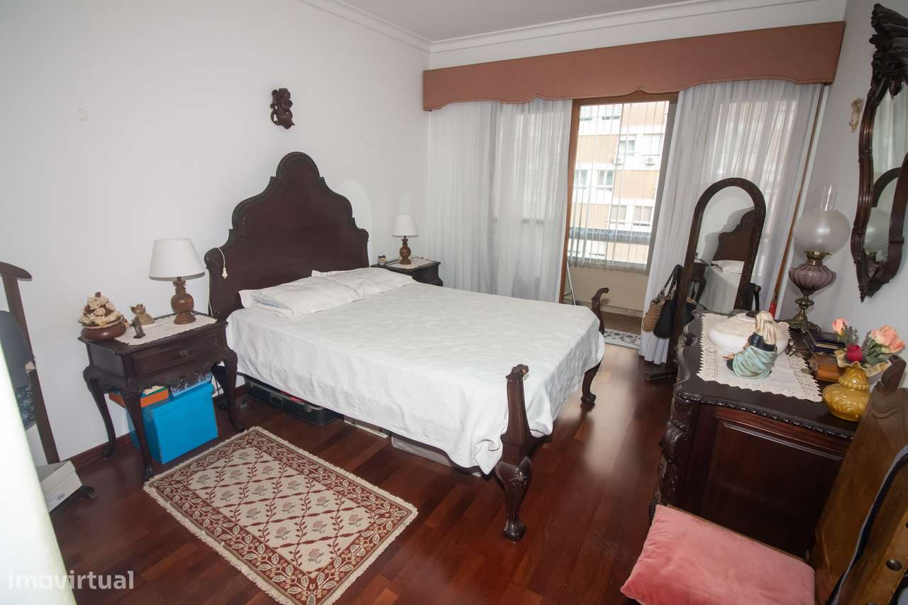 Espaçoso Apartamento T4 na Prestigiada Portela de Sacavém-24