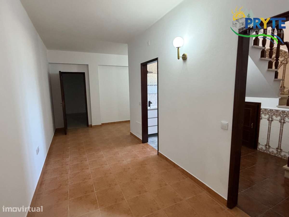 Moradia em Excelentes Condições com Amplo Terreno - Oportunidade Única-50