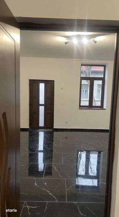 Total refacut : Apart. 2 cam. in casa Individuala Rezidential /Comerci - Imagine principală: 3/9