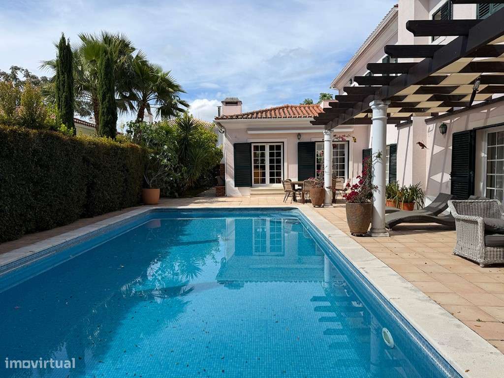 Moradia com Piscina, lote de 865 m2, a vendas nas Casas de Azeitão-1