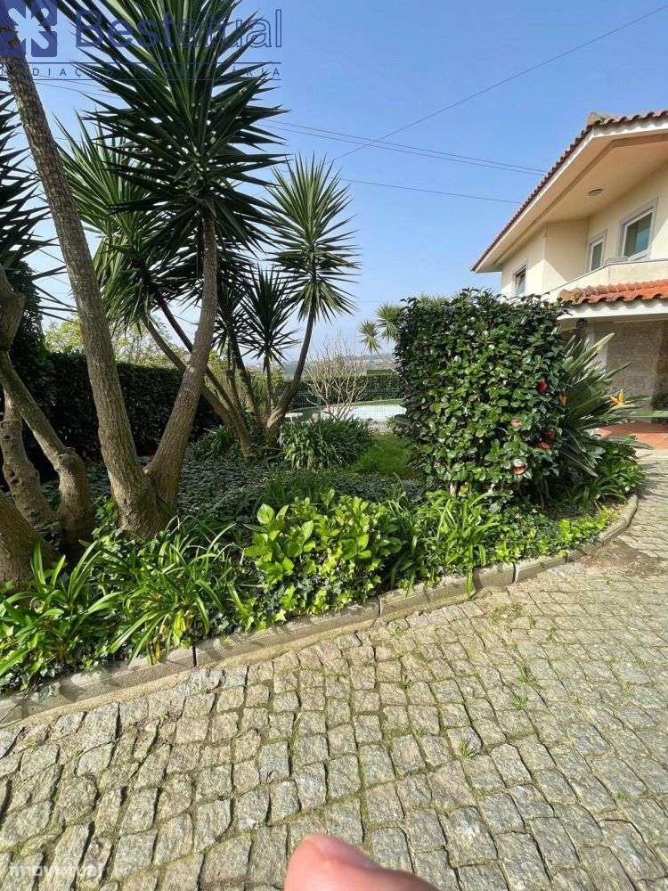 Moradia T4 Isolada - 5 min. Centro Sto. Tirso-23