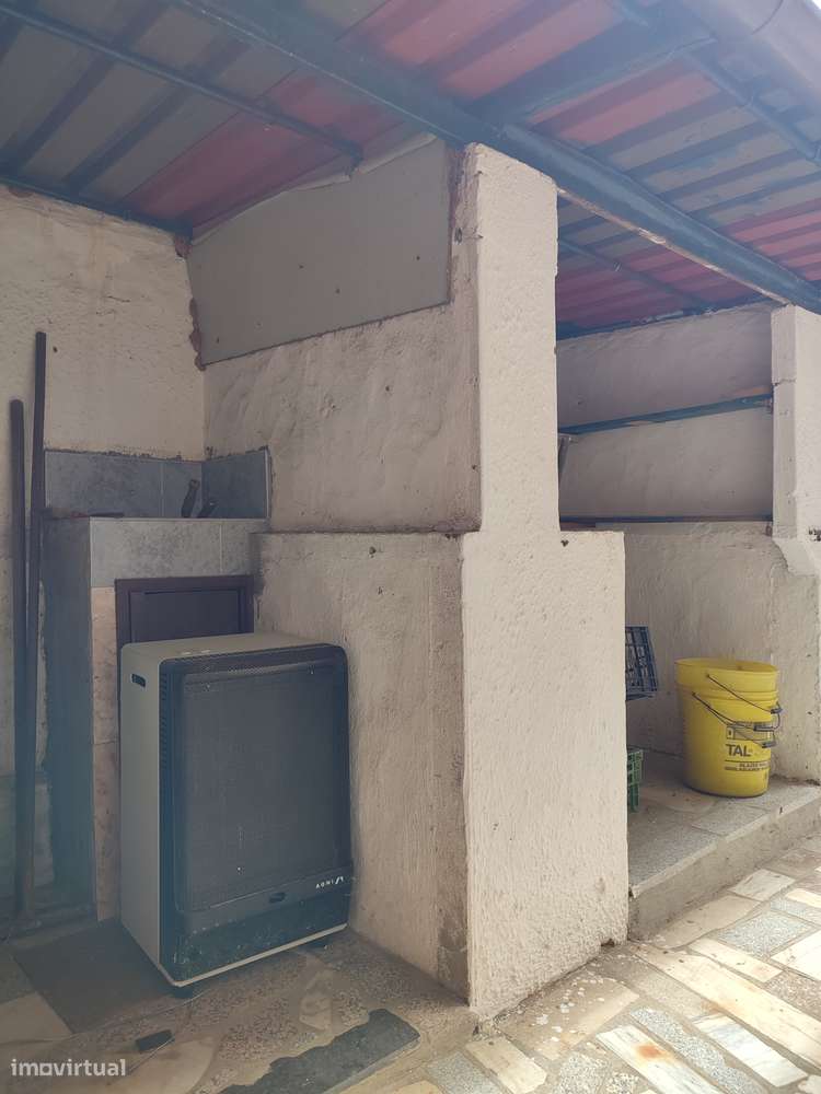 Moradia térrea com 4 frentes, garagem, anexos, jardim e bons acessos-47