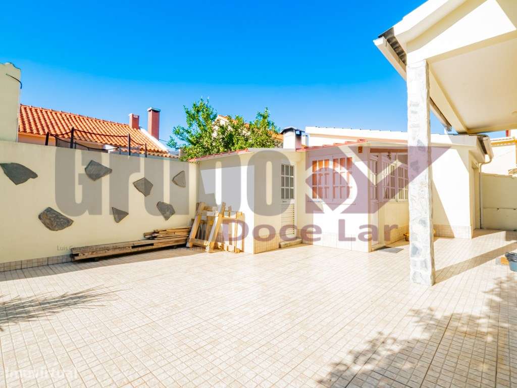 Moradia Isolada T5 com Garagem e anexo em Quinta do Conde-8