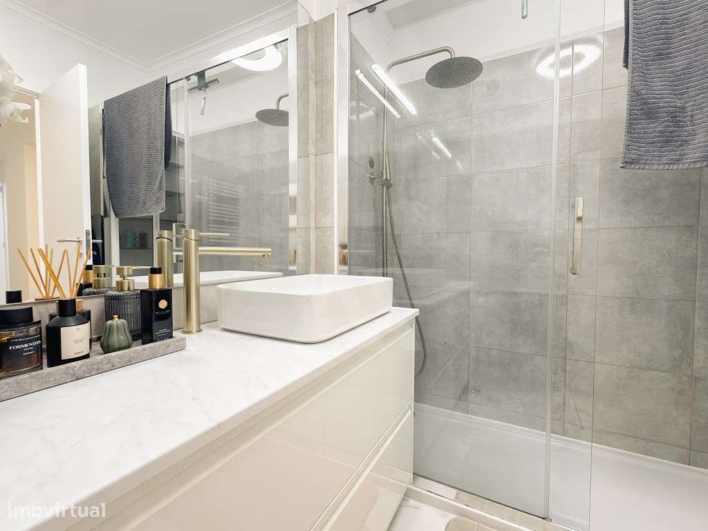 Apartamento T2 renovado e mobilado em Massamá com 107 m² e arrecadação-27