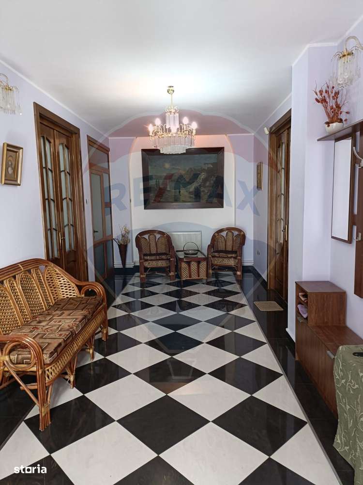 Casă cu piscină de vânzare în zona Piața Centrală Galați - Imagine principală: 2/20