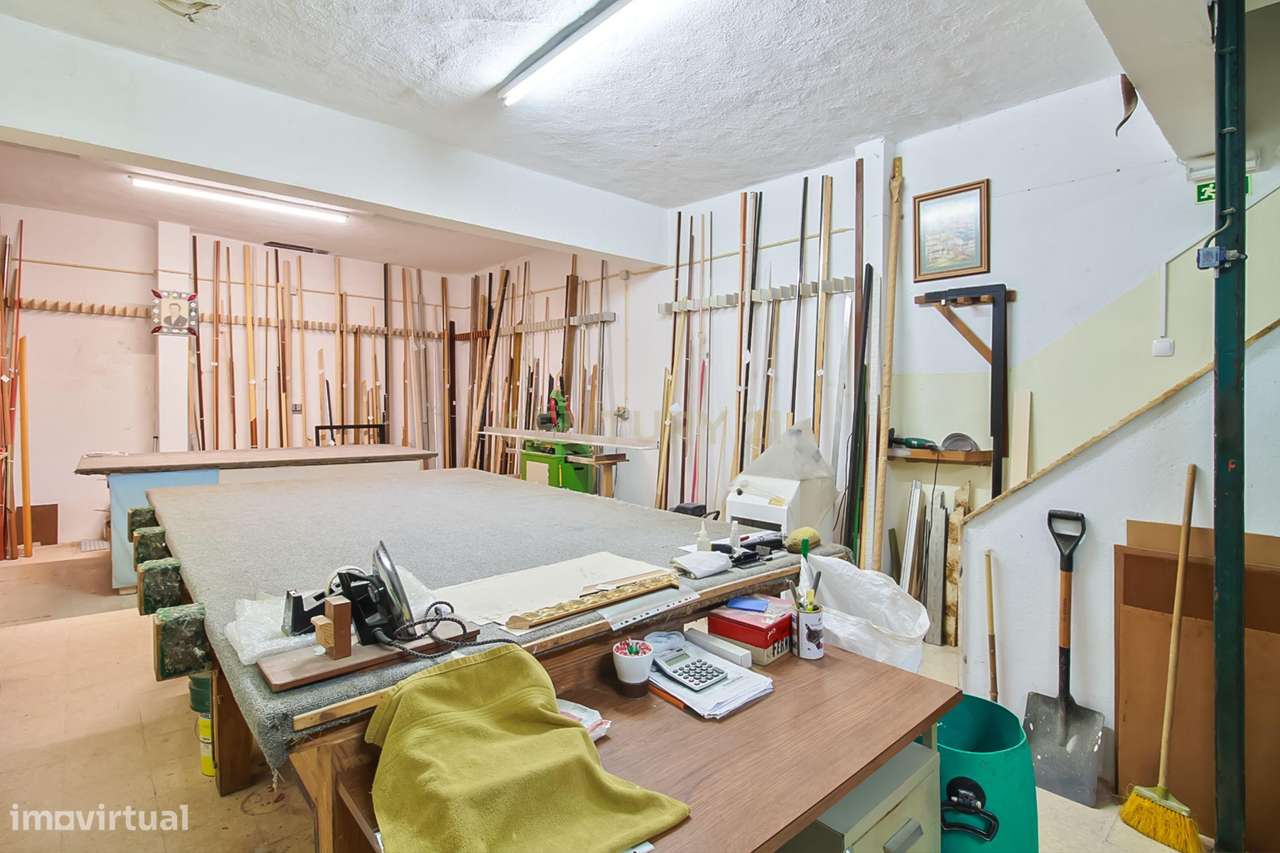 Loja com dois pisos localizada numa zona central e consolidada de Saca-8