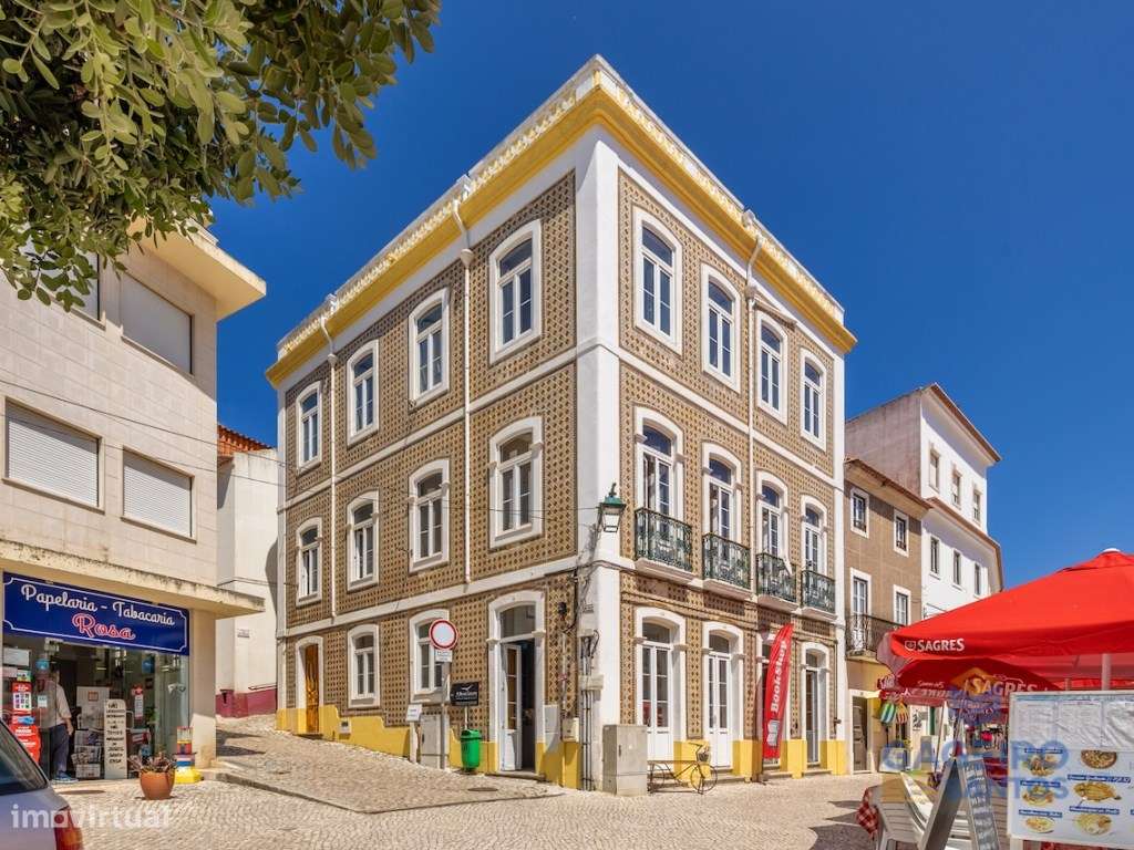 Apartamento Único com Charme Histórico e Conforto Moderno a Passos ...-43