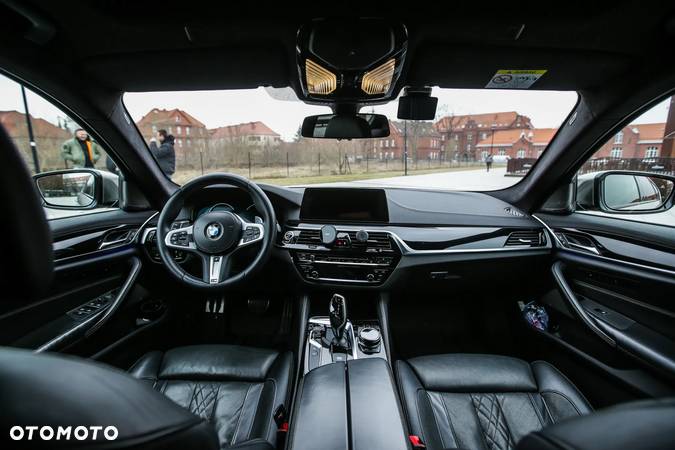 BMW Seria 5 M550i xDrive sport - 27