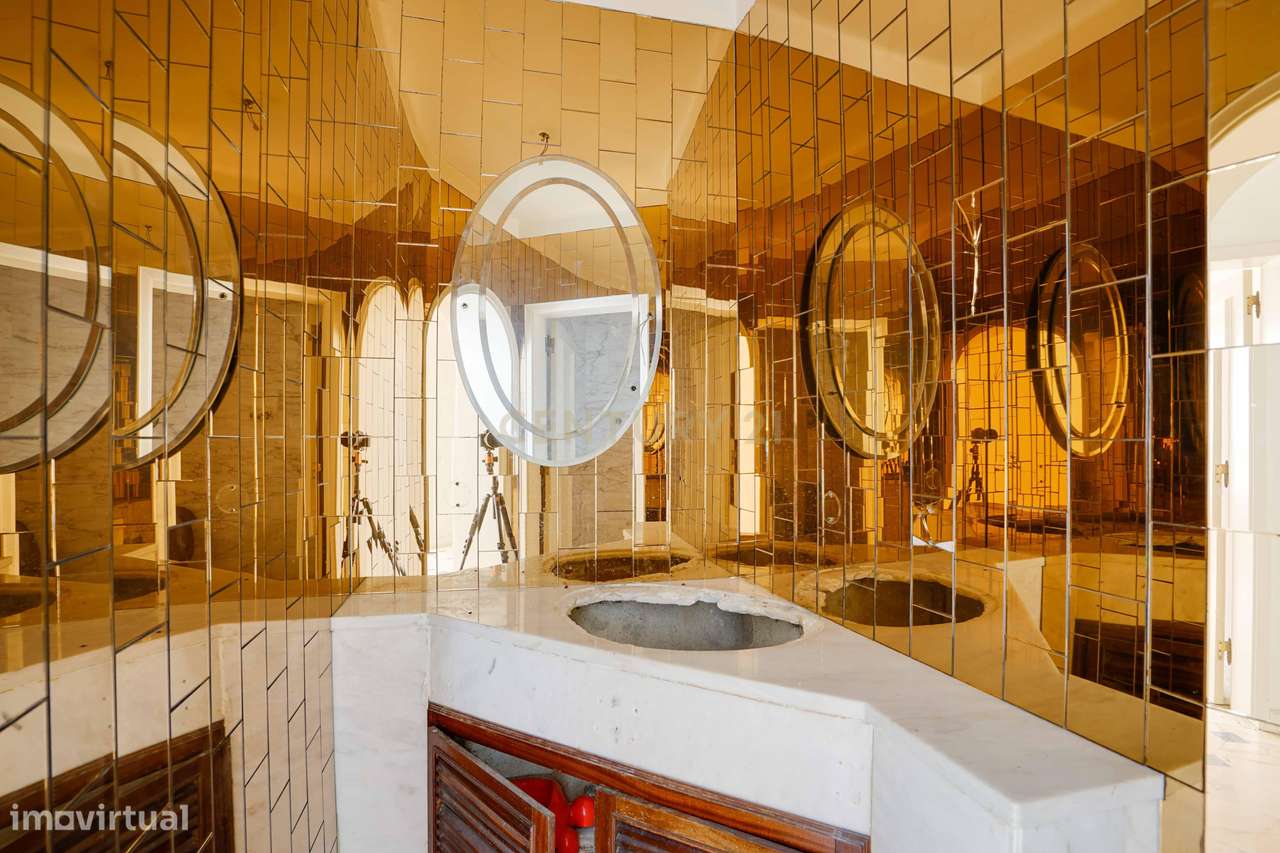 Moradia para remodelação total em Parede com Vista Panorâmica para o M-10