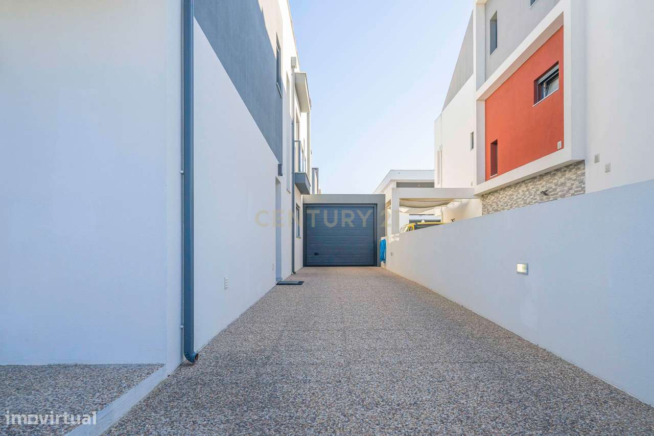 Moradia T4 Moderna em Fernão Ferro - Grande imagem: 4/36