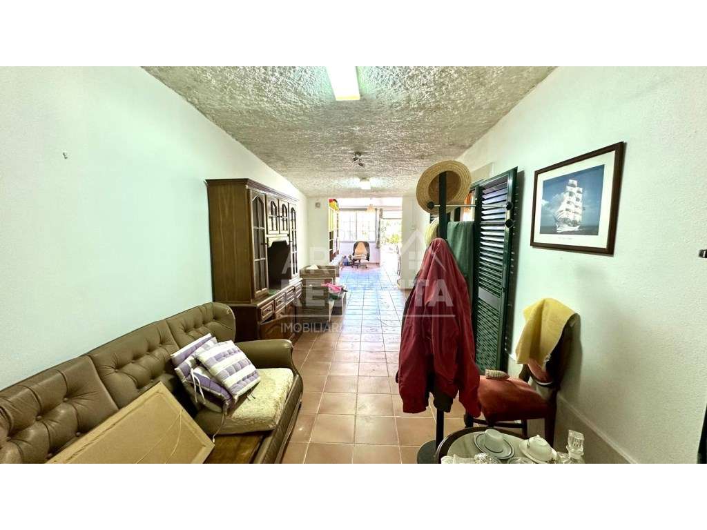 Moradia T3 em Banda - Churrasqueira, anexo e potencial para piscina...-16