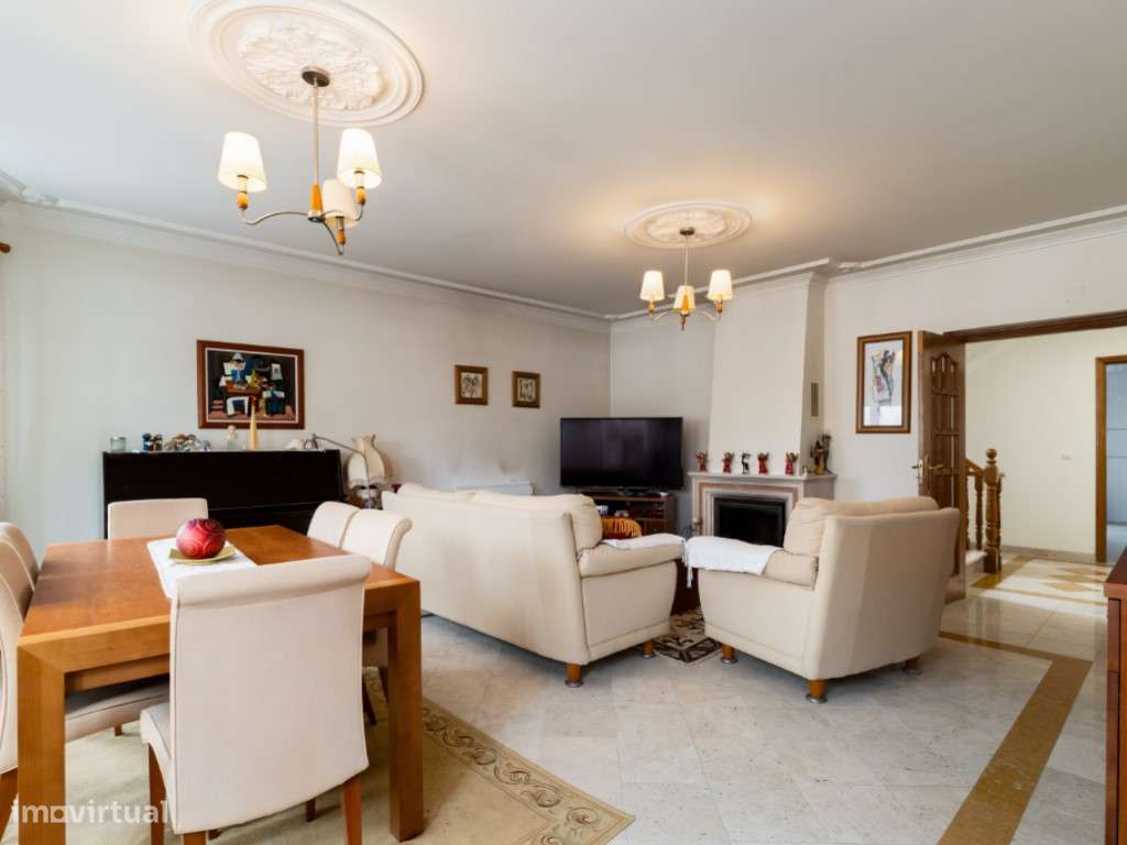 Moradia T4+1 localizada no bairro do 'Casal Novo'.-18