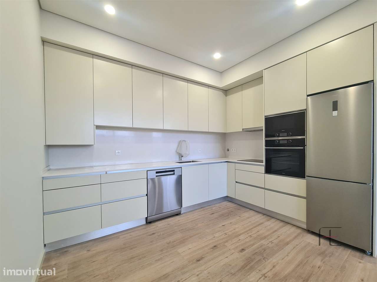 Apartamento T2 novo no centro de Espinho com design moderno e acabamen - Grande imagem: 3/15