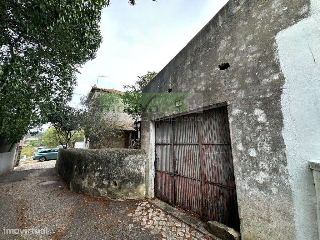 Moradia Geminada T2 em Francos, Rio de Mouro. Para Obras Totais.-11