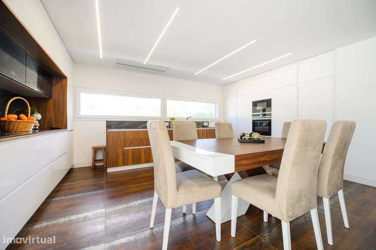 Excelente moradia geminada V4 em Urbanização nova na zona de Albarraqu-17