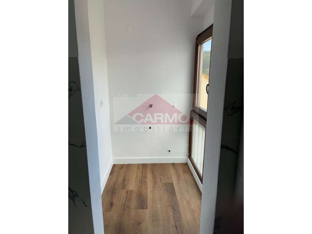 Apartamento T2 totalmente renovado a 200metros da praia Sesimbra.(O... - Grande imagem: 5/22