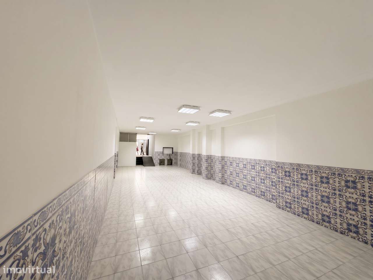 Loja comercial de 162 m2 com montra, no centro do Porto-7