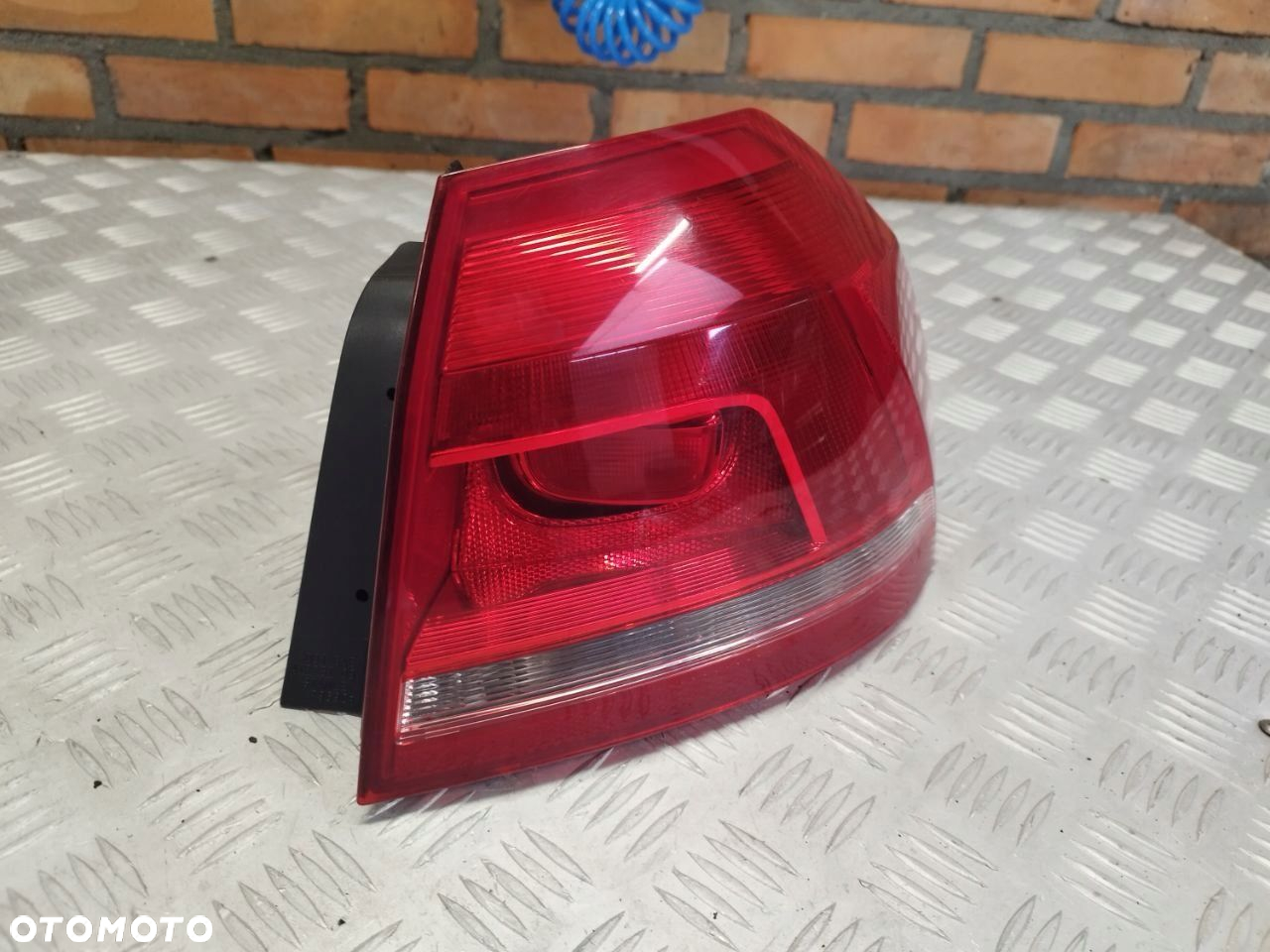 LAMPA PRAWA TYLNA VOLKSWAGEN PASSAT B7 - 5