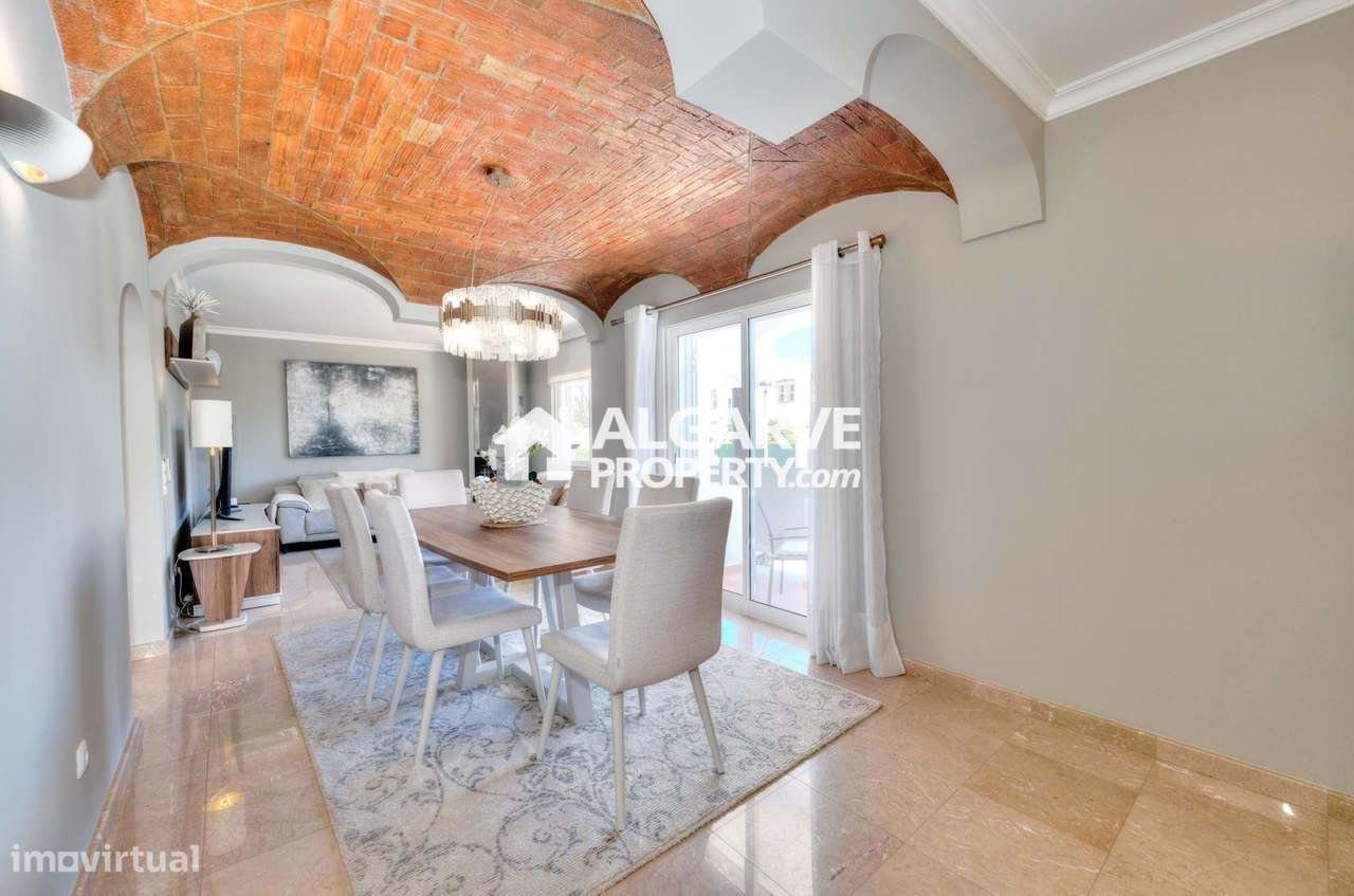 Bonita moradia V4 dentro do campo de golfe e perto de todas as comodid-9