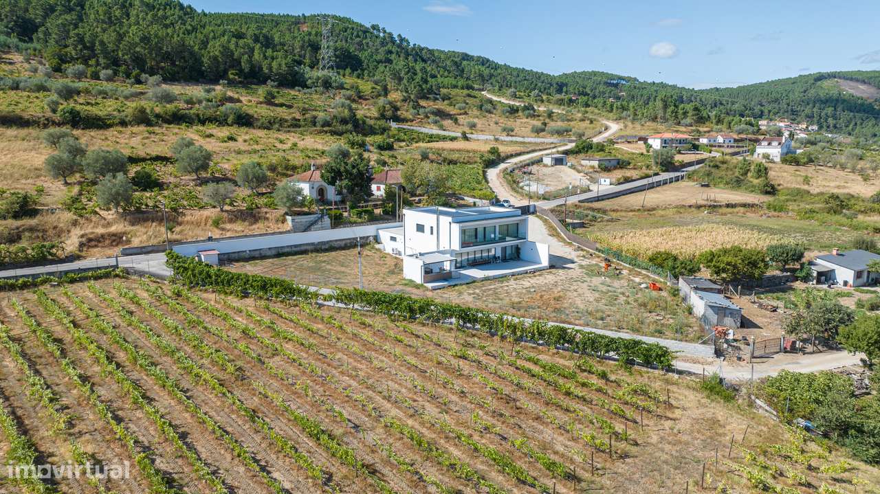 Moradia T4 semi-nova c/ 4 suites-46