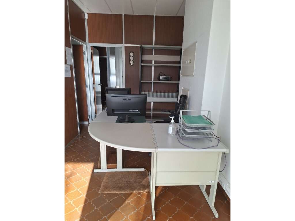 Loja transformada em escritório mobilado localizado junto à estação... - Grande imagem: 4/6