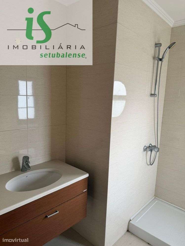 MORADIA T4 NA SOBREDA COM GARAGEM ISOLADA E TERRENO EM GAVETO.-23