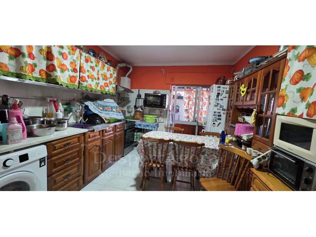 Apartamento T2 com Sótão, Varanda e Marquise - Junto a Escolas e Tr... - Grande imagem: 3/8