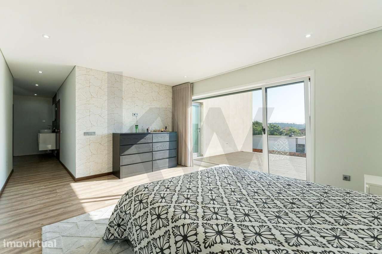 Espaço, Luz e Privacidade | Moradia T3 com 903 m2 de Terreno e Suite e-21