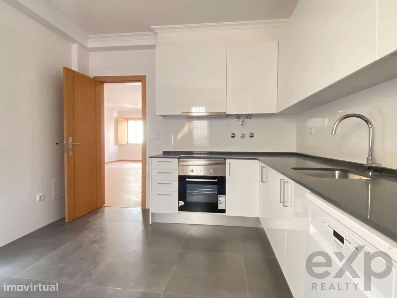 Arrenda T2 Duplex. 2º Andar. 2 Suites. Rua calma no Bairro Alto. Lisbo - Grande imagem: 3/27