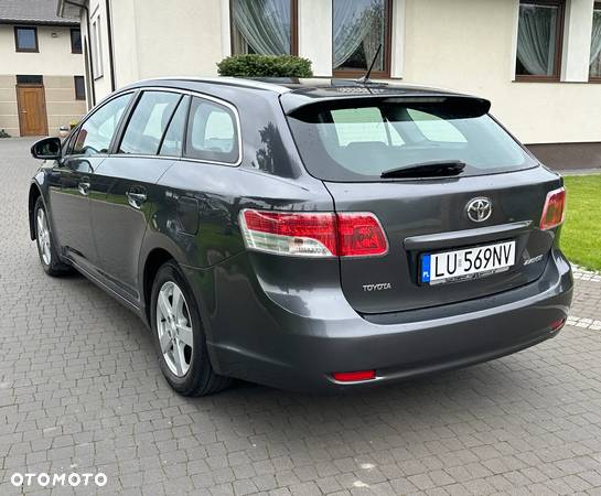 Toyota Avensis Combi 1.6 - 8