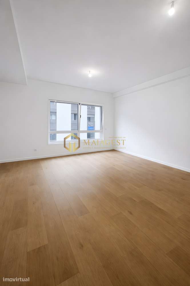 T2 Totalmente Renovado em Frente à Estação da Trindade - Grande imagem: 2/15