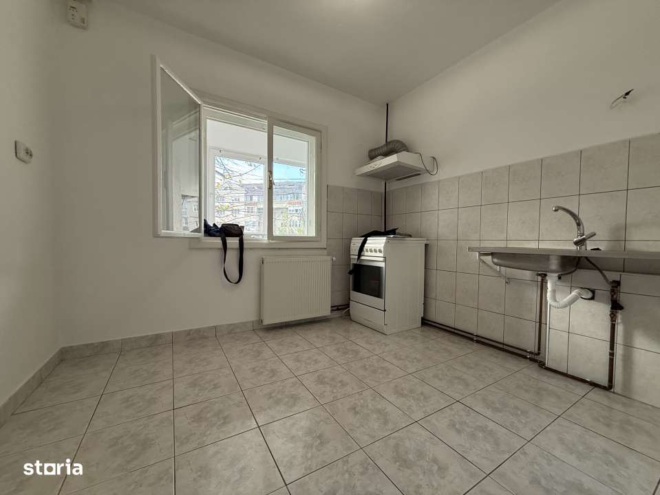 Apartament 3 camere, decomandat, etaj 1, cu 3 boxe si garaj - Baba Doc - Imagine principală: 5/9