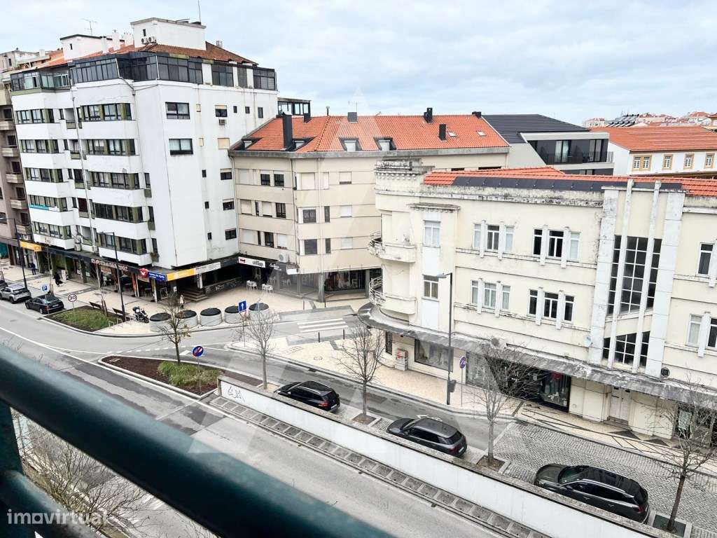 Apartamento T2 situado na Avenida Dr. Lourenço Peixinho em Aveiro. - Grande imagem: 1/22