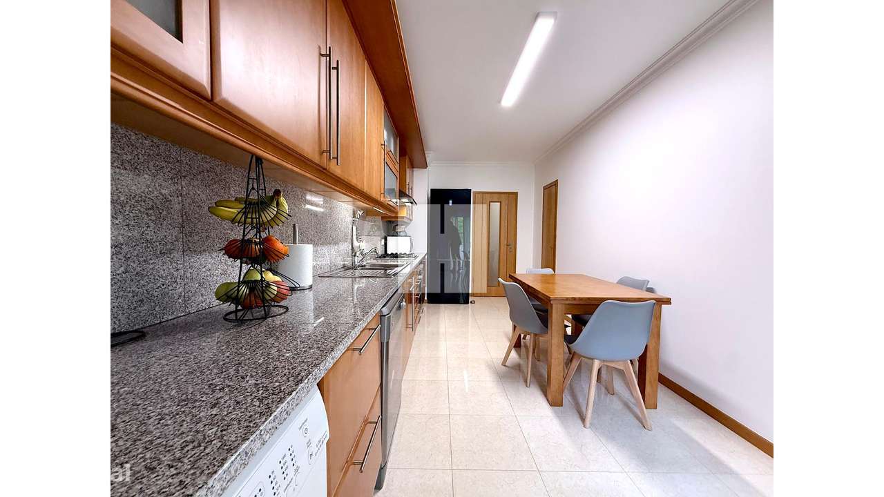 Apartamento T3 c/ Terraço e Garagem-17