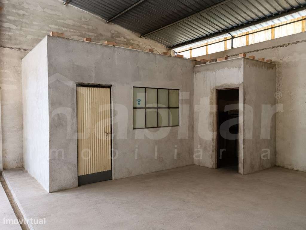 Terreno Urbano com 3.893 m², com Armazém com 288 m² - Benavente-11