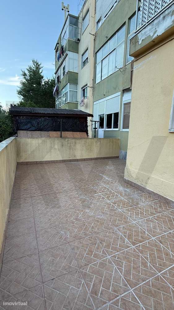 T2 com Pátio Privativo nas Mercês – O Seu Refúgio ao Ar Livre-23