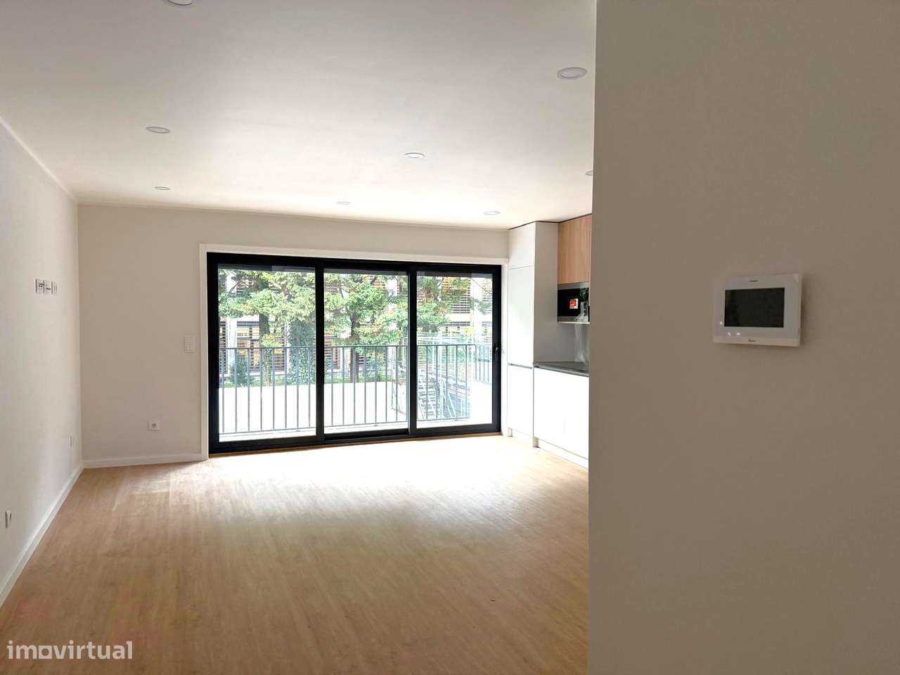 T2+1 novo c/ varanda p/ arrendar no Campo Alegre - Grande imagem: 4/37