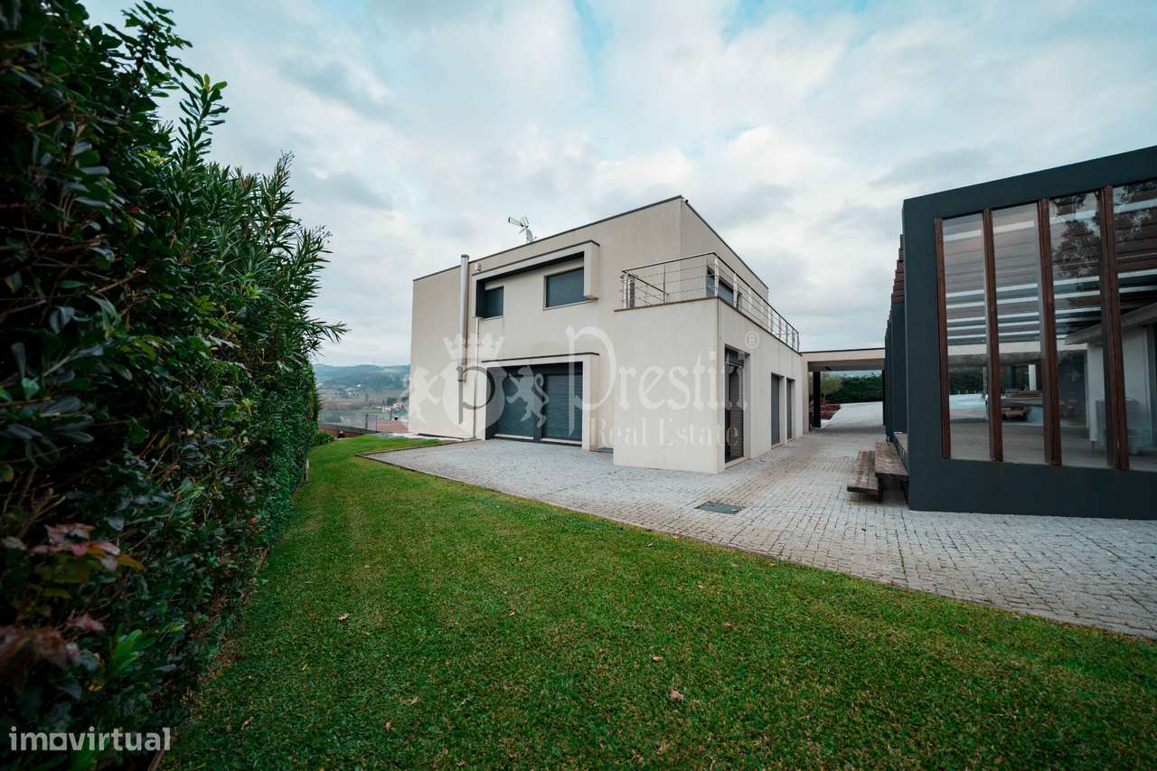 Moradia T4 com Vistas Deslumbrantes em Guimarães-50