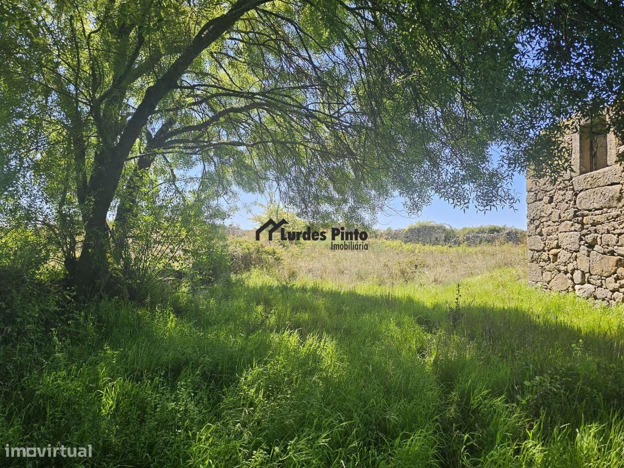 Quinta com construção em pedra perto do rio-1